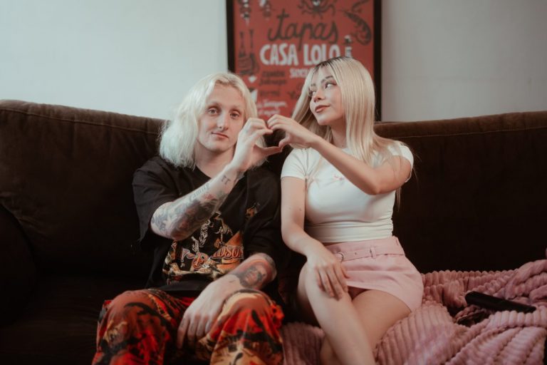 « 2YOUNG4U » de Love Ghost, Une Ballade Alt Rock Pop Émotive.