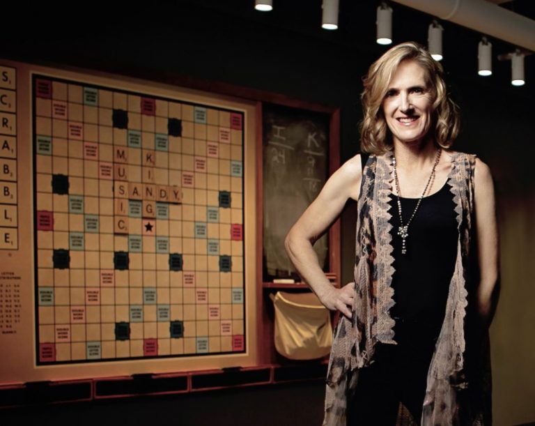 « I&rsquo;m on Summer Time » de Sandy King, Une Évasion Folklorique Pop Estivale.
