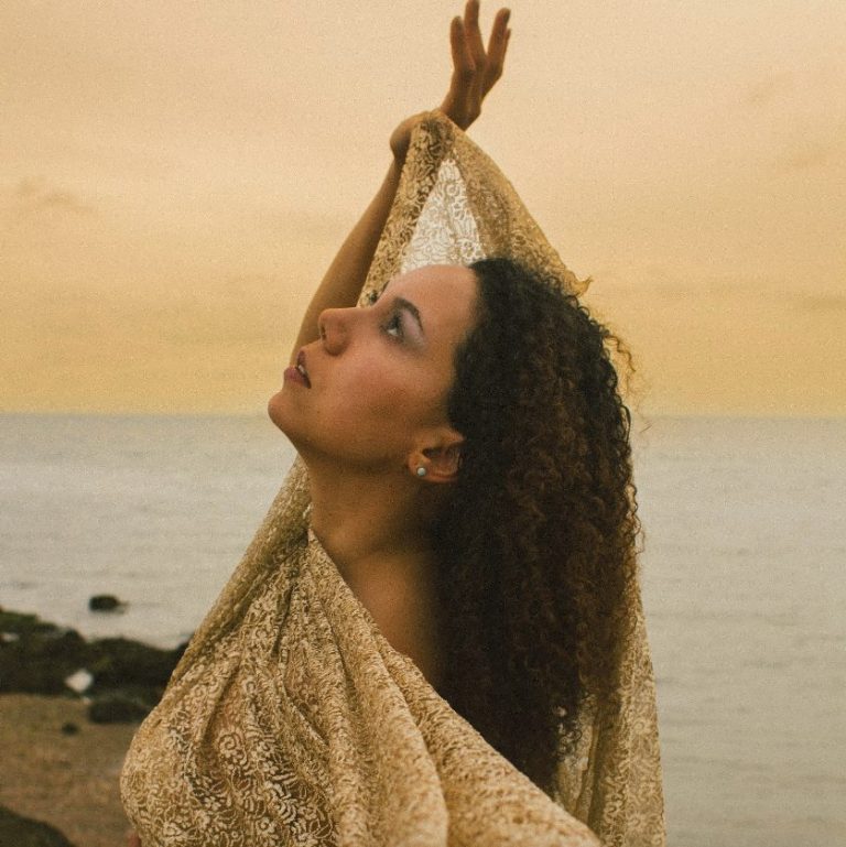 Aster Rhys dévoile « Ocean Deep », une ballade folk émouvante.