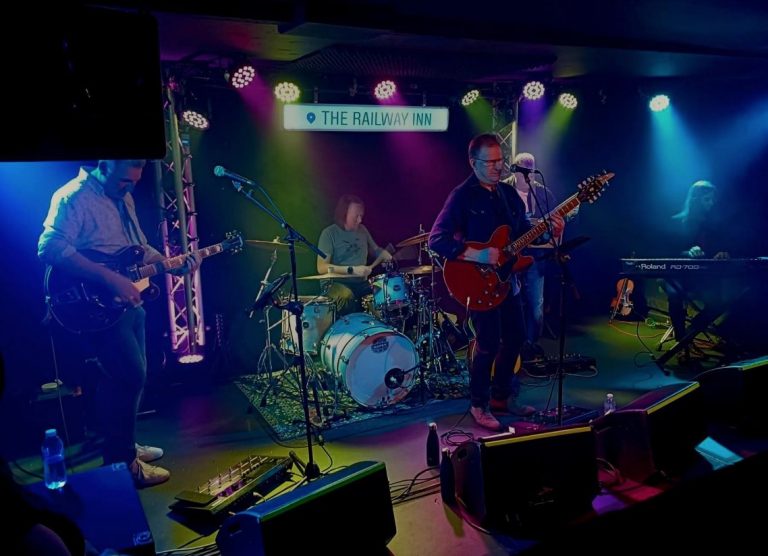 Simon Maggs & People Like Us Éclairent l’Été avec &lsquo;Careful What You Wish For&rsquo;.