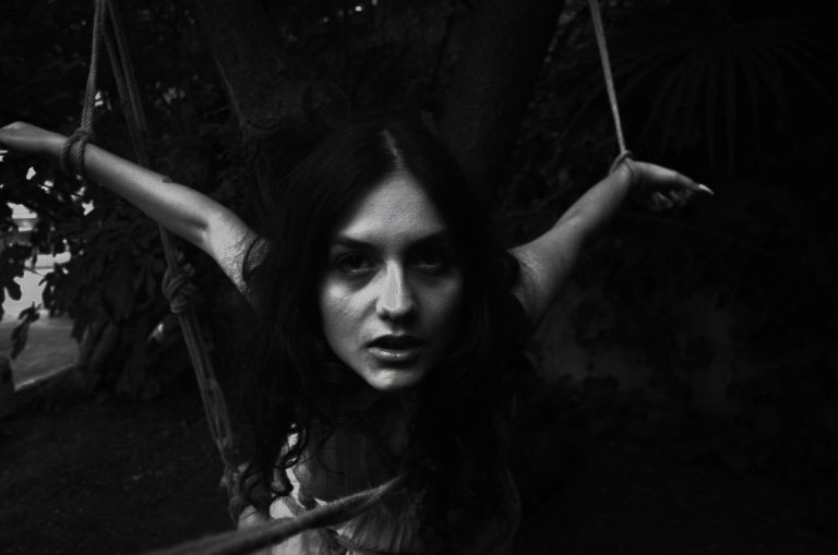 « Mass Destruction (of My Head) » de CARRIE ABYSS, Une Fureur Industrielle et Poétique.