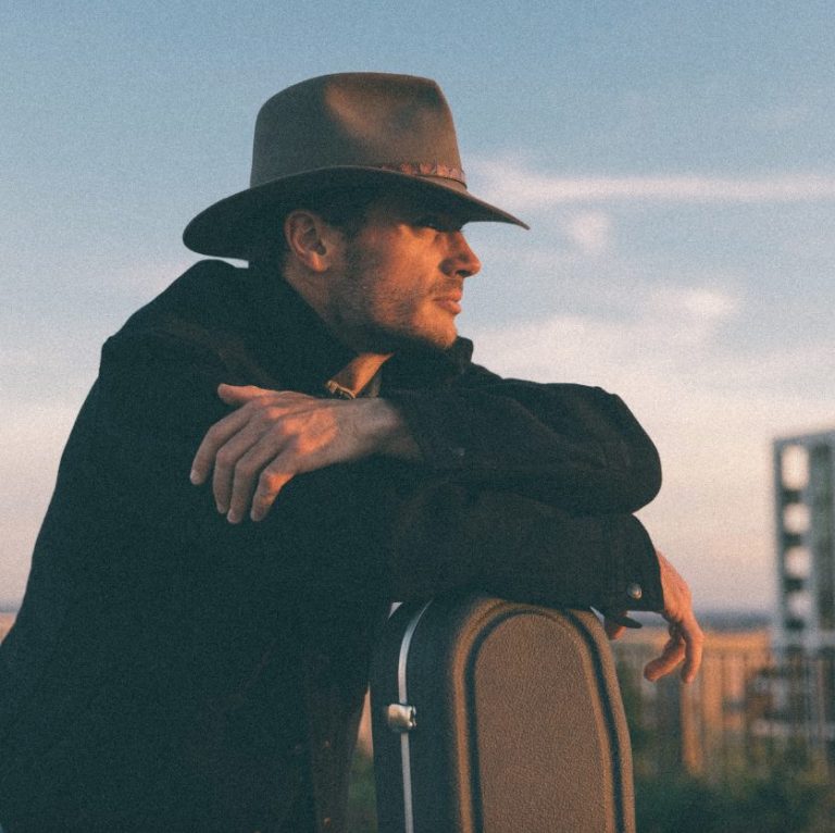 « Shotgun » de Chris Erasmus, Une Balade Country sur l&rsquo;Autonomie et la Résilience.
