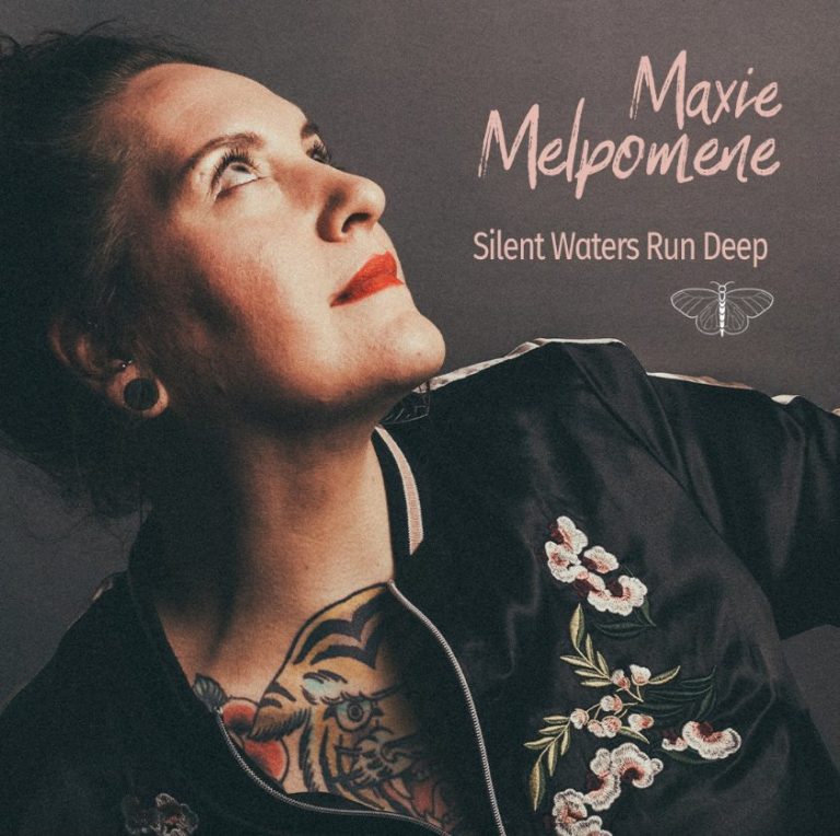 Maxie Melpomene dévoile son côté fragile avec « Silent Waters Run Deep ».