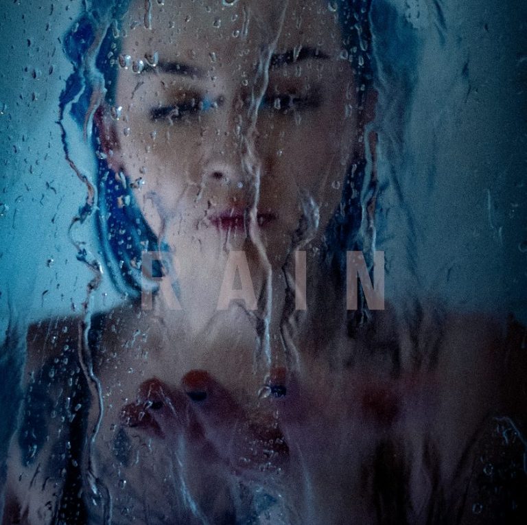 Amber Elara enchante avec son nouveau single « Rain ».