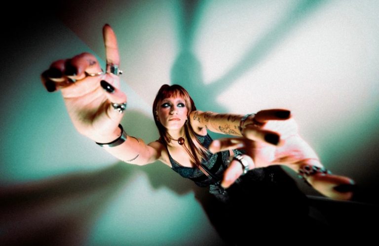 « Lonely » d’Anna Thoresen, un cri sincère au cœur du hard rock.