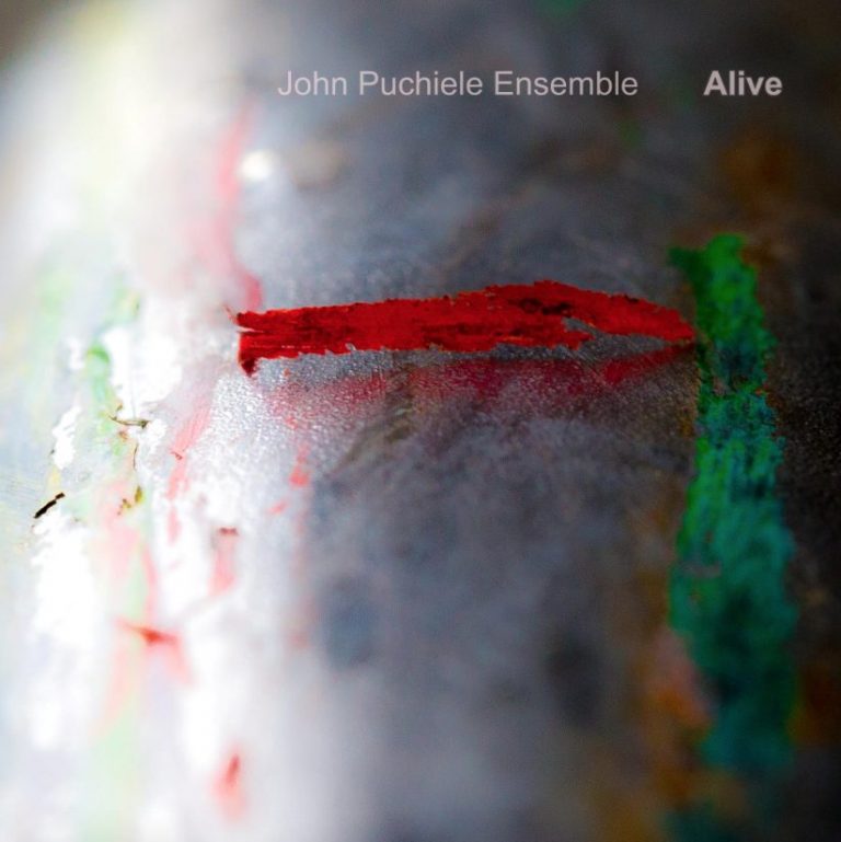 « Alive » de John Puchiele Ensemble, une immersion musicale envoûtante.
