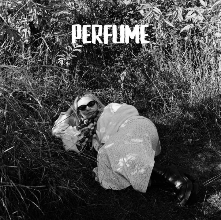 « Perfume » de Kelsie Kimberlin, un tourbillon envoûtant entre amour et mystère.