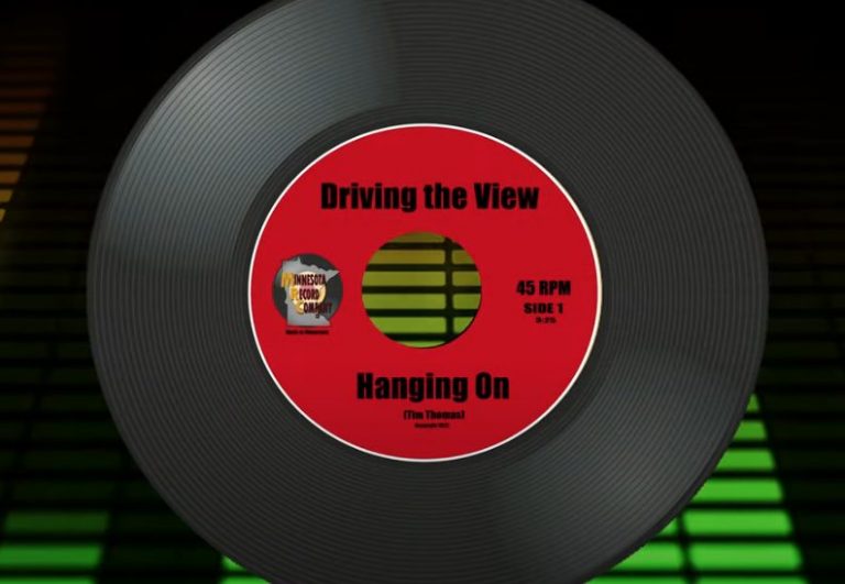 « Hangin&rsquo; On » de Driving the View : l’énergie powerpop à son sommet
