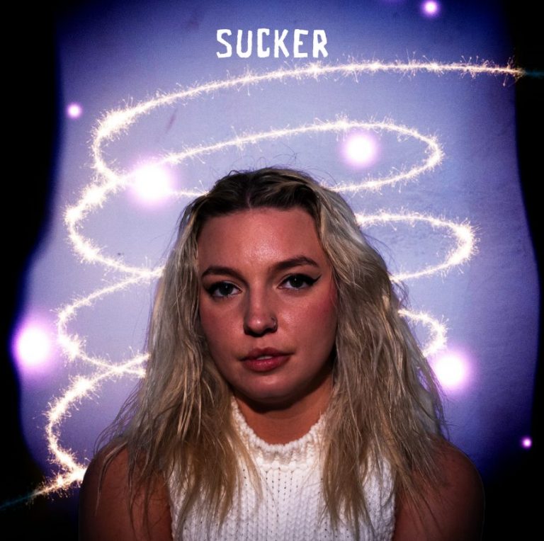 Kelsie Kimberlin bouleverse avec « Sucker », un hymne pop à l’émancipation émotionnelle
