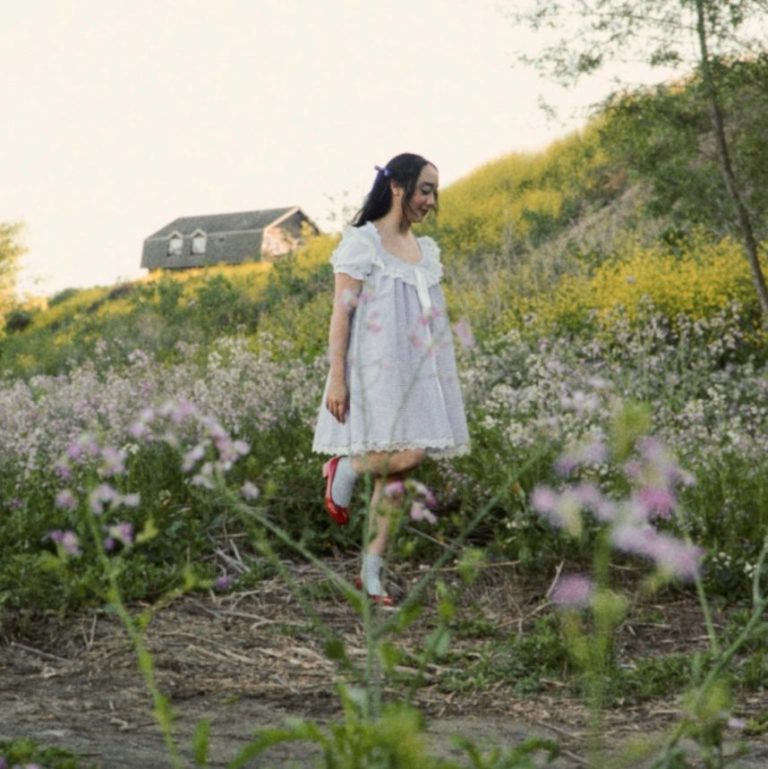 Emily Sophia enchante l’été avec “For Goodness Sake”