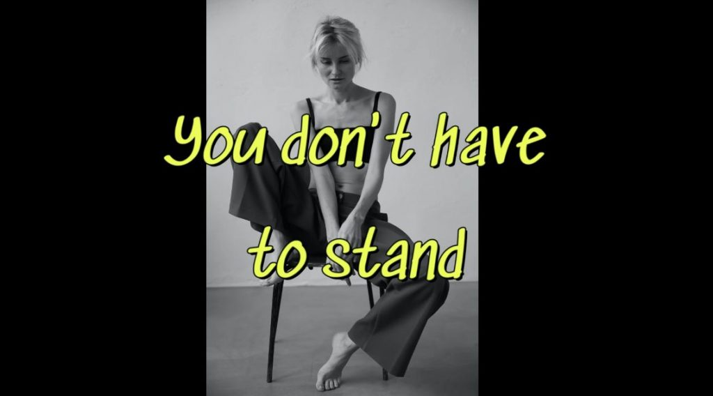 Ken Holt dévoile un titre poignant avec “You Don’t Have to Stand”, une ballade alt-country empreinte de douceur et de nostalgie. Sa voix sincère et l’instrumentation subtile en font un moment d’émotion pure.