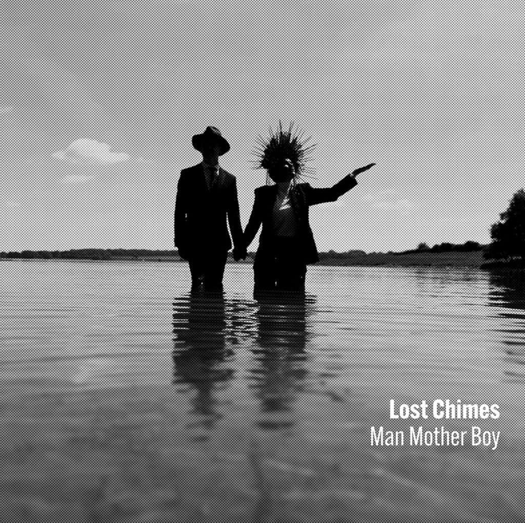 “Man Mother Boy” de Lost Chimes est un hymne émouvant sur l’identité, la paternité et la liberté intérieure, porté par une production riche et captivante. Un voyage sonore puissant qui mêle émotion, poésie et intensité orchestrale.