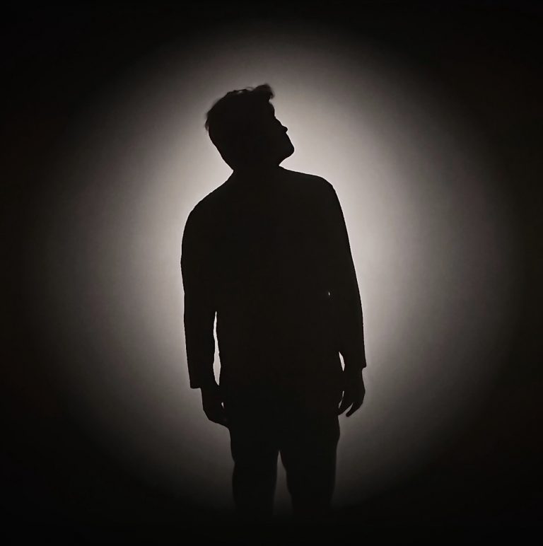 Casey Louis dévoile un premier album intime et cinématographique avec The Secret Joke