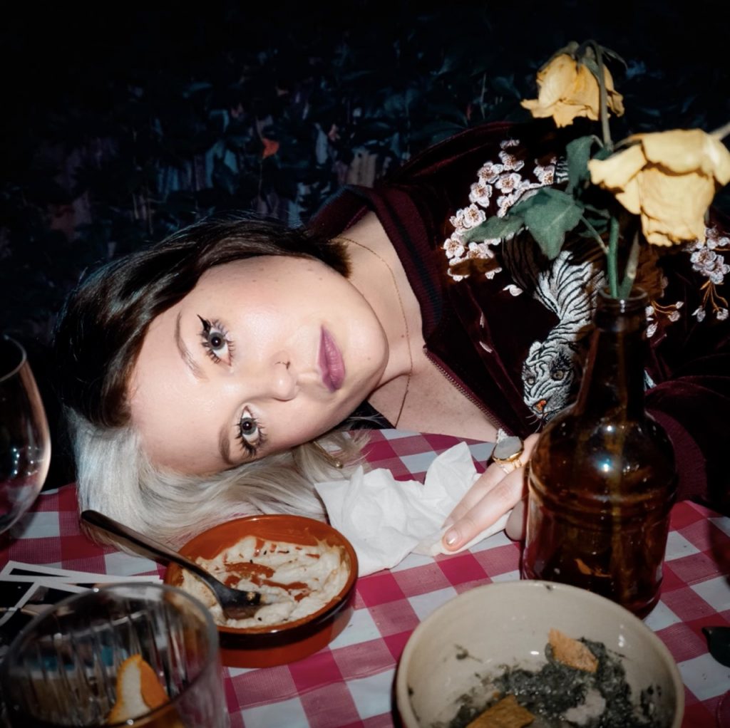 Freya Magee dévoile “Forget Yourself Not”, un titre indie-pop vibrant mêlant émotions brutes, synthés scintillants et guitares électriques. Une chanson sincère et envoûtante qui explore les contradictions de l’amour moderne.