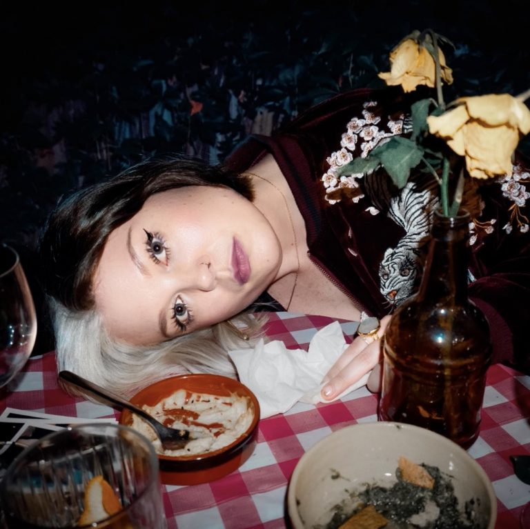 Freya Magee “Forget Yourself Not” : entre vérité, émotion et éclat indie-pop