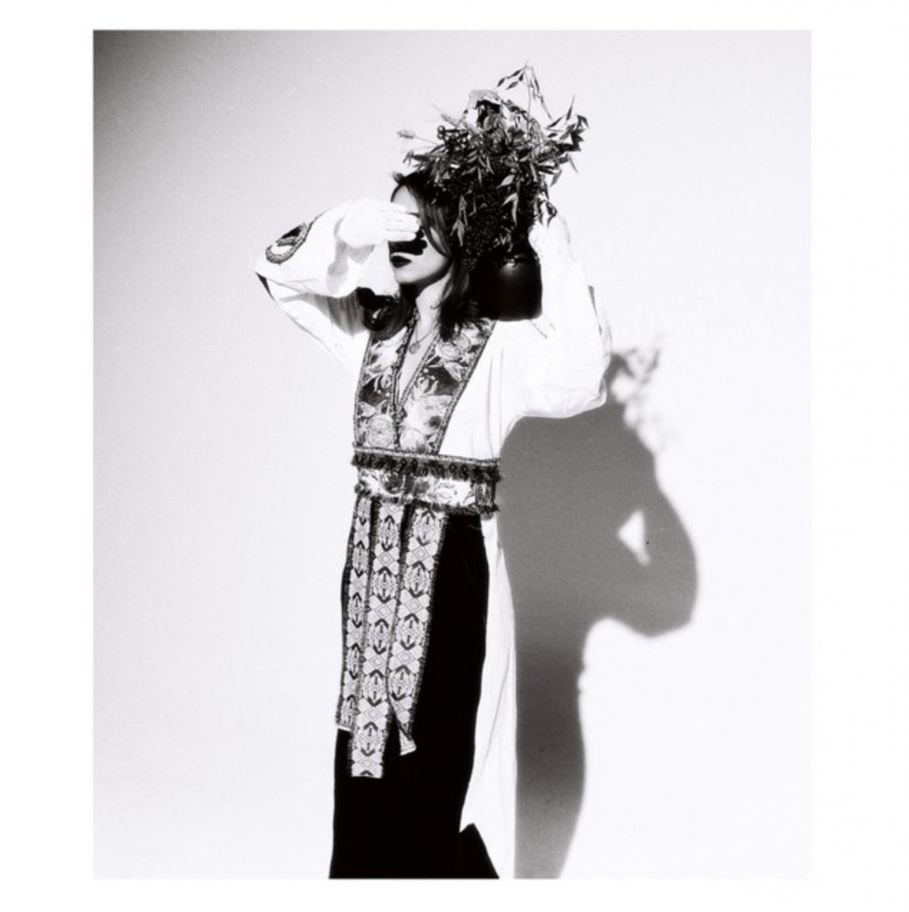 “Cordelia” d’Anana Kaye est un single puissant où vérité brute et arrangements raffinés se rencontrent dans une atmosphère envoûtante. Une performance vocale magistrale qui annonce un album profondément inspiré et ambitieux.