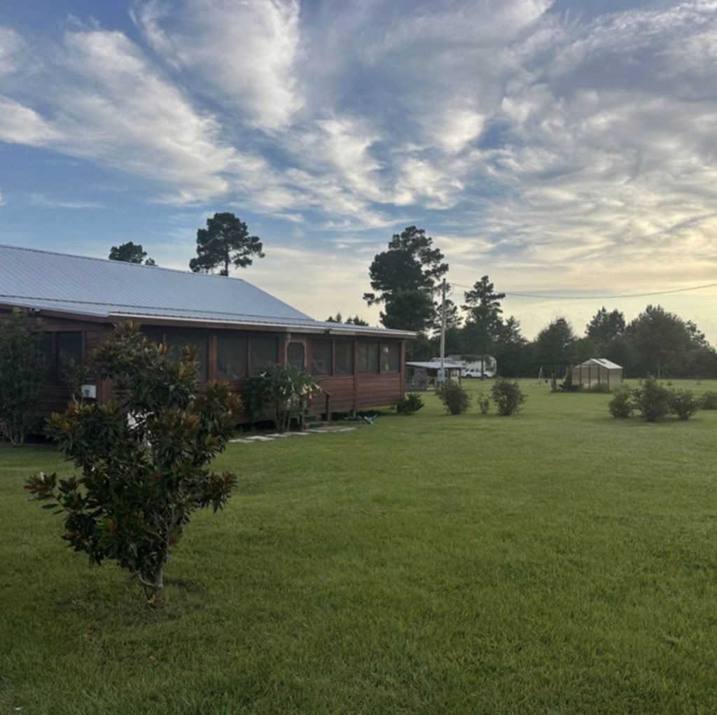 Whippoorwill Hill émeut avec « It’s All Coming Home », un titre authentique où des paroles écrites à la main rencontrent un instrumental généré par IA, utilisé comme outil d’adaptation face à sa perte auditive. Le résultat : une chanson sincère, touchante et d’une grande qualité artistique.