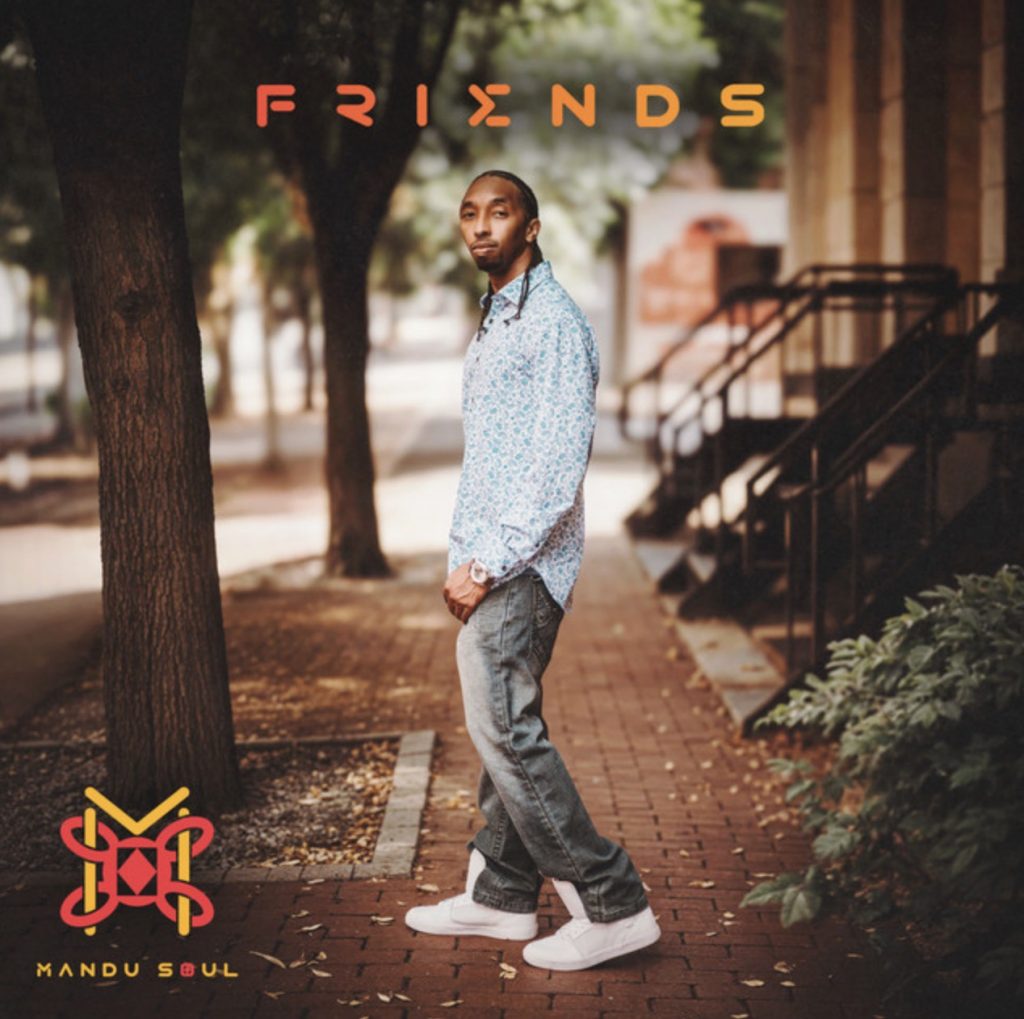 Friends de Mandu Soul est un single R&B sincère et élégant, porté par une voix chaleureuse et une production instrumentale soignée. Accompagné d’un clip officiel sur YouTube, le titre annonce un album Entelechy prometteur et introspectif.