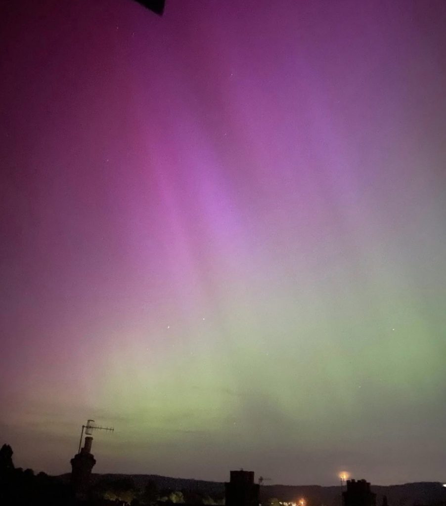 Le chanteur britannique Harry Stock dévoile “pretend love”, un single lo-fi pop intime enregistré en chambre, mêlant synthés rêveurs et émotion à fleur de peau.