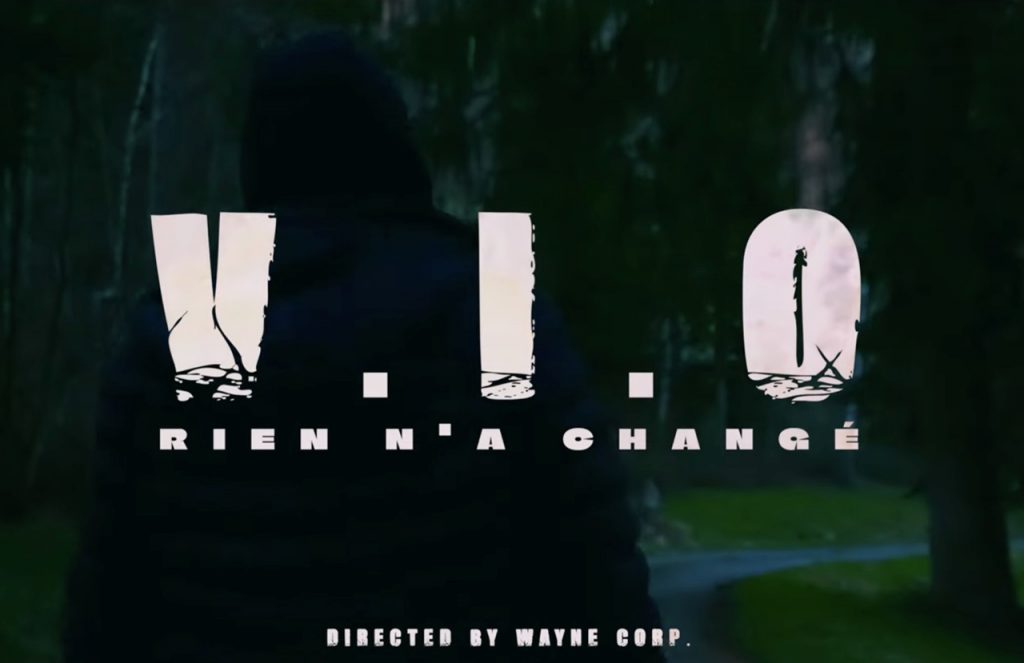 Avec “Rien n’a changé”, V.i.O propose un clip marquant, disponible sur YouTube, où une instrumental sombre et épurée accompagne un message fort sur la mémoire et les violences qui se répètent.