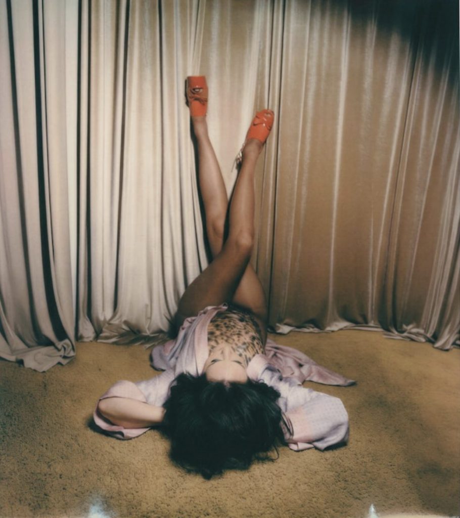 Avec Barstow, Jena Malone dévoile un titre intime porté par une instrumentale délicate et une interprétation pleine d’émotion.