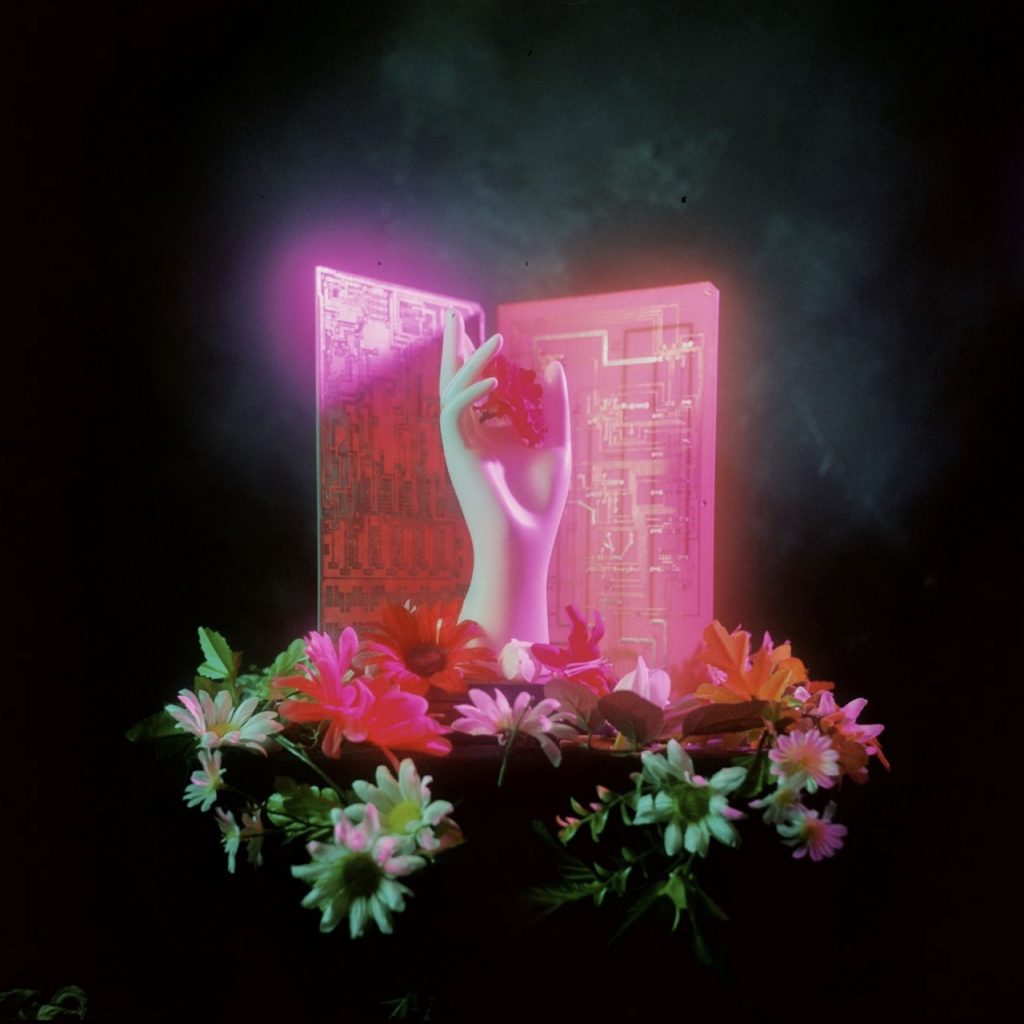 Avec Hold, Hyperflower propose un titre électronique délicat et introspectif, porté par des textures aériennes et une production soignée.