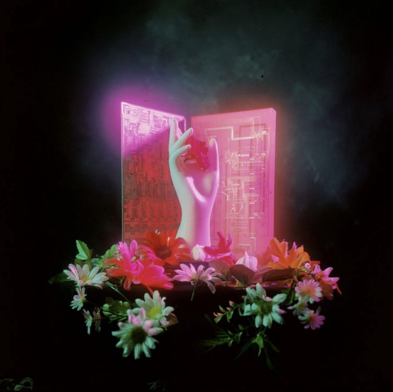 Hold, Hyperflower explore la reconstruction émotionnelle à travers une électronique délicate