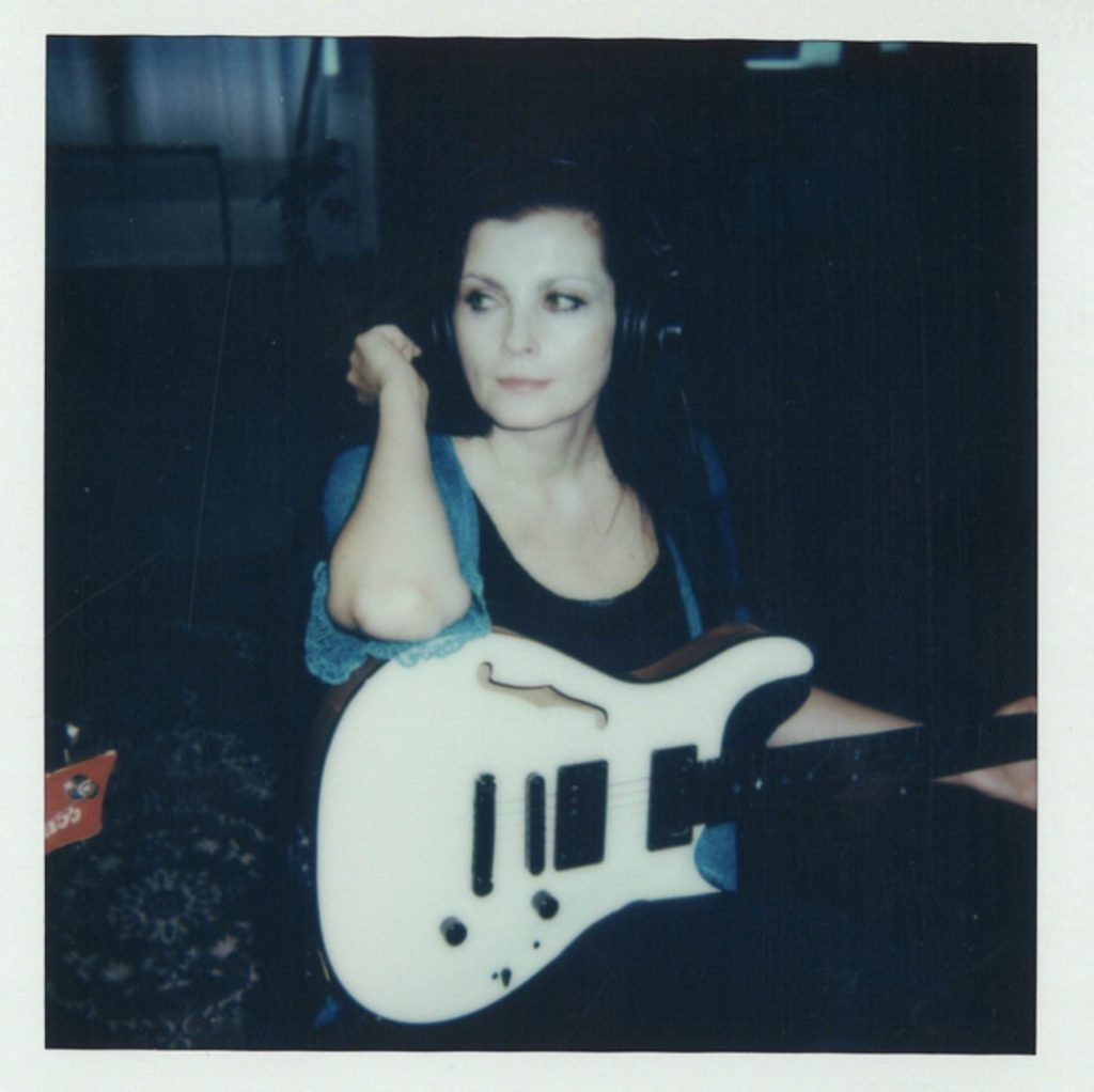 La guitariste tchèque Kamila Csenge livre avec “Music Forever” un puissant single instrumental Alternative Rock mêlant émotion, virtuosité et harmonies raffinées.