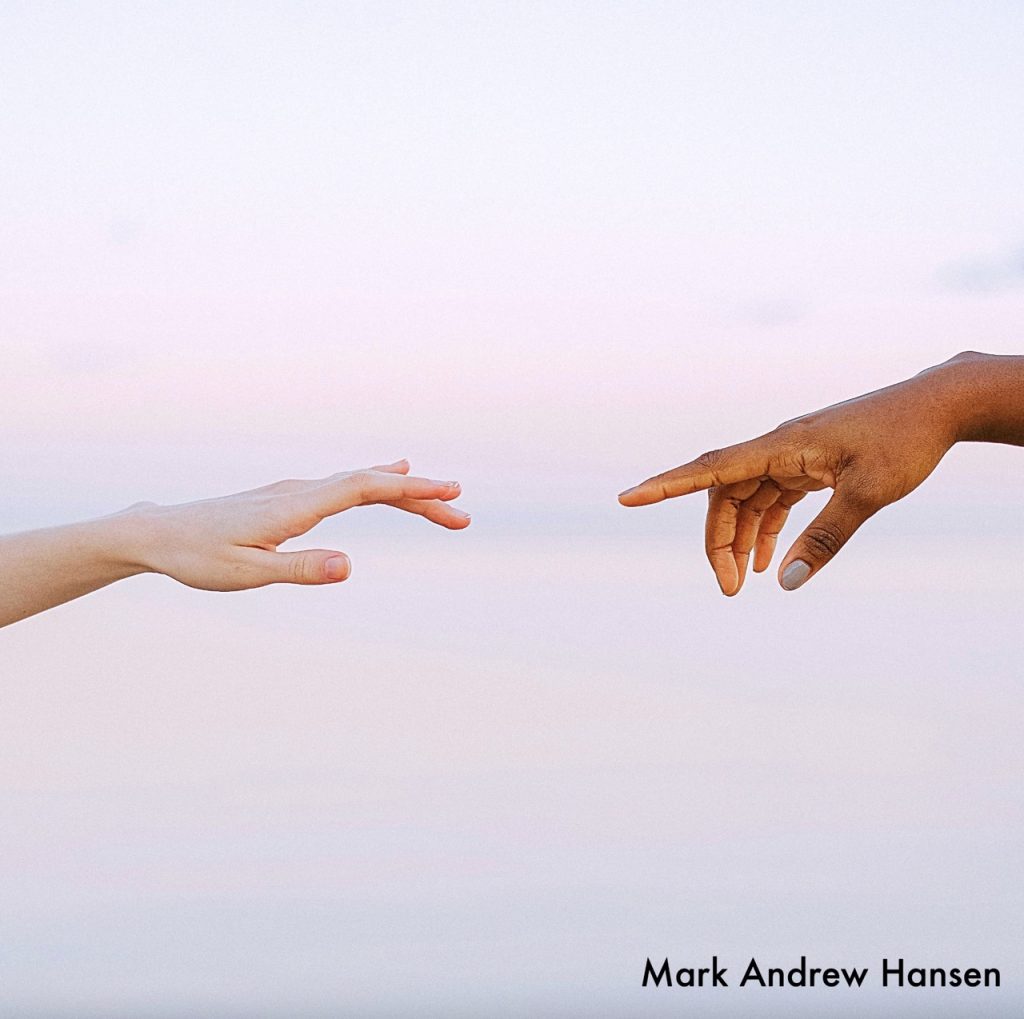 Avec Afraid of Love No More, Mark Andrew Hansen livre un single art pop sophistiqué, porté par un piano riche en harmonies chromatiques et une narration intime inspirée du théâtre musical.