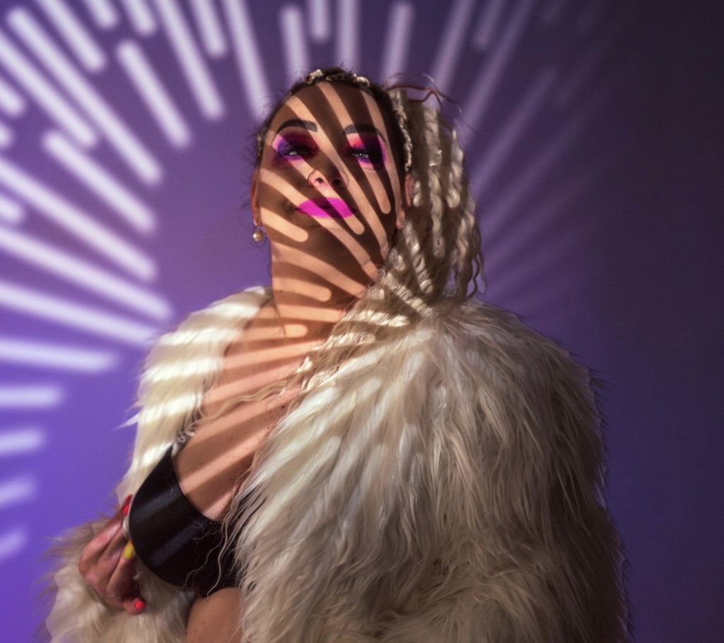 Avec “Midnight Flow”, Neodym livre un single electro-pop captivant, mêlant synthés rétro, production moderne et ambiance nocturne envoûtante.