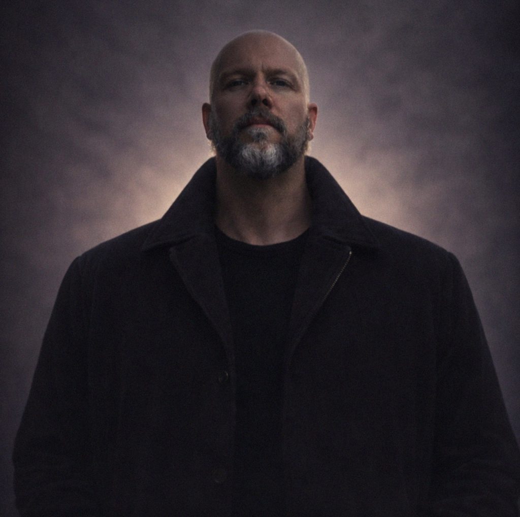 Avec « Money Magnet », BigSwan propose un single pop / électronique mêlant production atmosphérique et refrain hypnotique, centré sur la transformation personnelle et la confiance en soi.