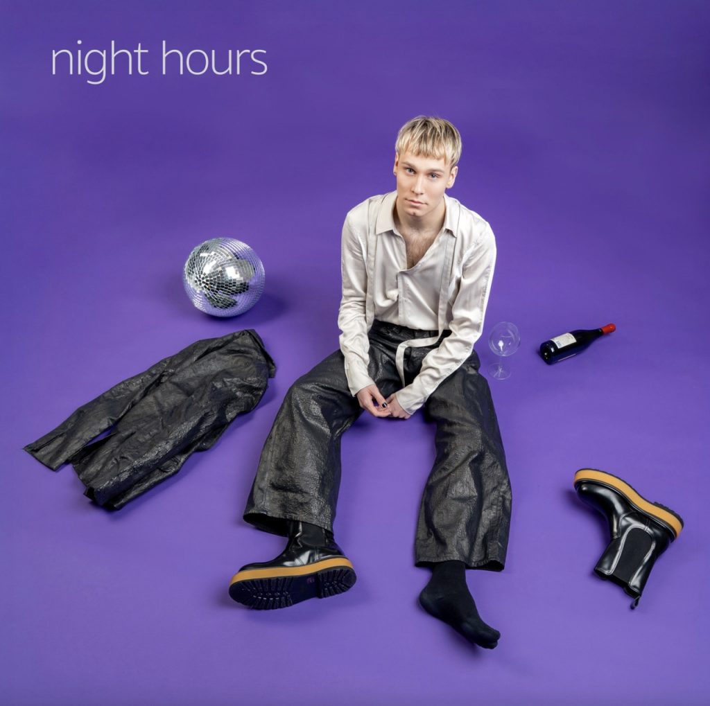 Night Hours » de Sebastian Rydgren est un single pop moderne qui séduit par sa production soignée, son ambiance nocturne envoûtante et sa mélodie accrocheuse.